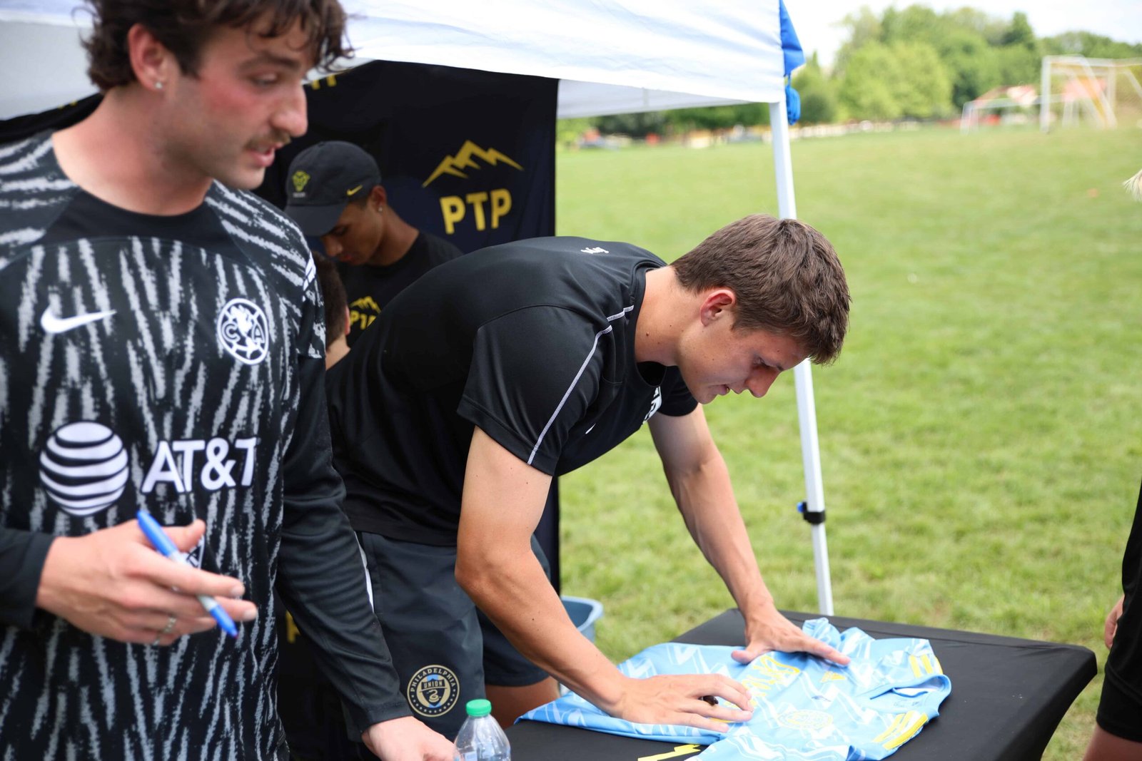 Pros Stas and Mike signing campers’ gear