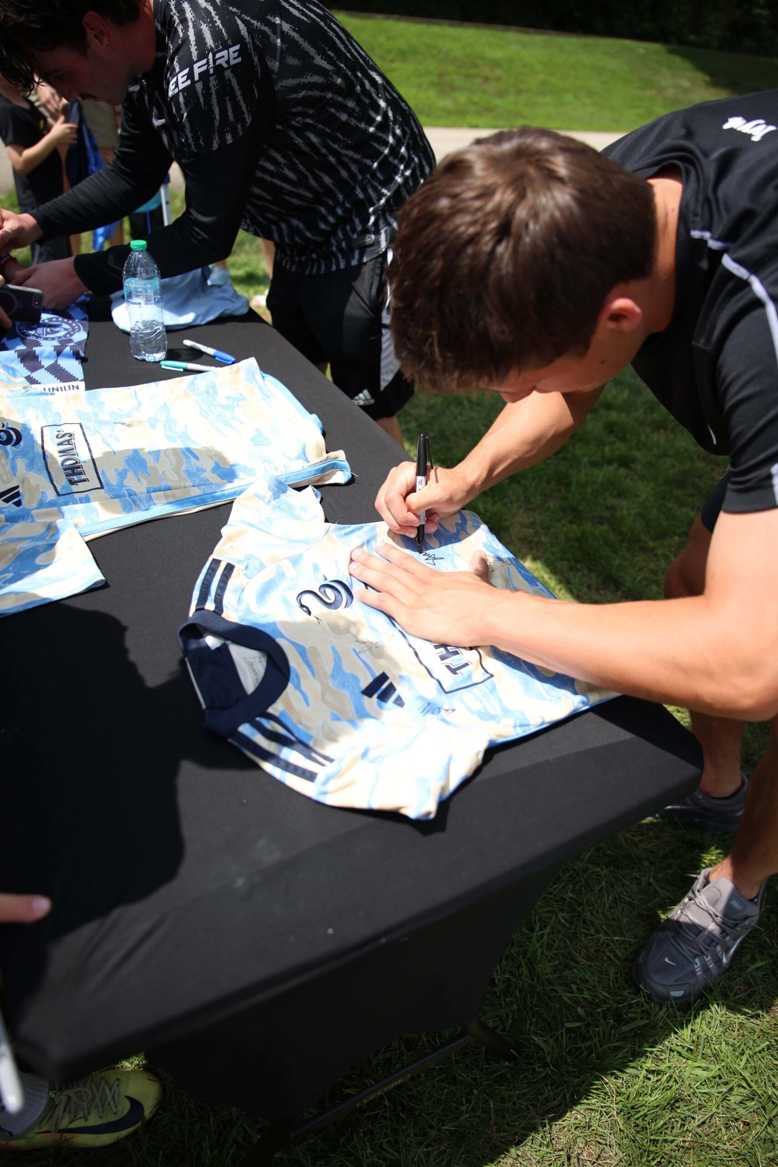 Guest pro Stas signing a jersey